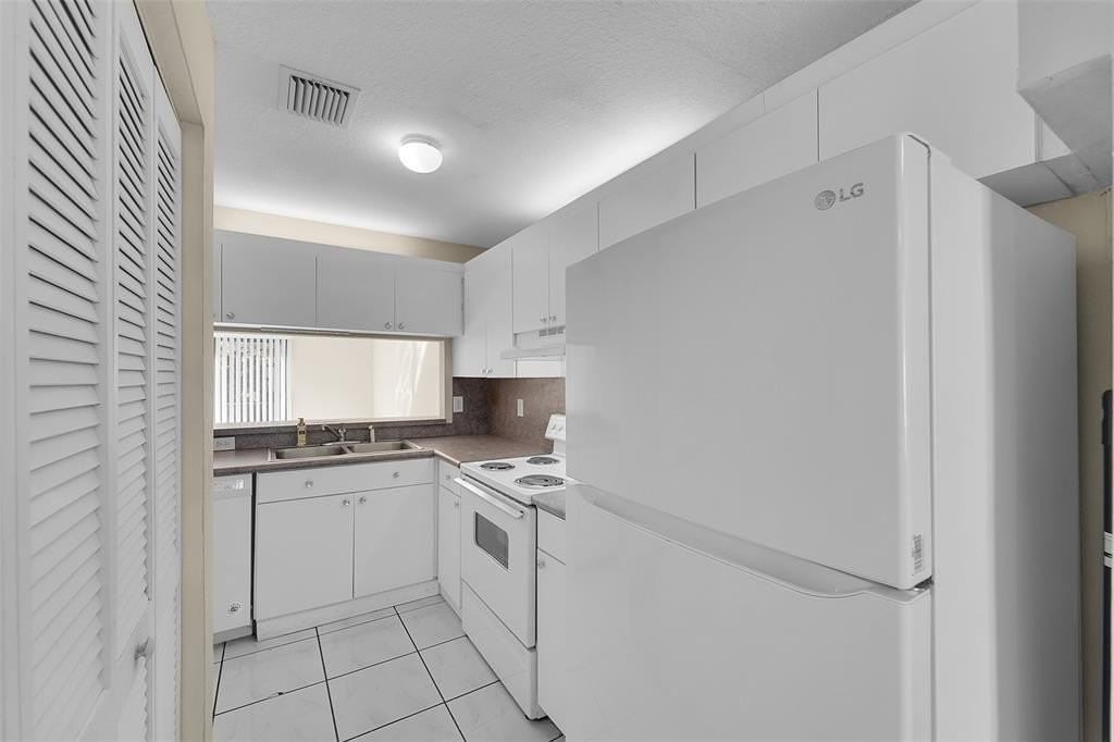 9088 Nw 40th St - Photo 5 of 29