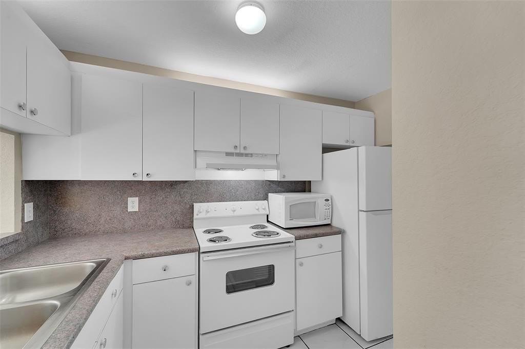 9088 Nw 40th St - Photo 7 of 29