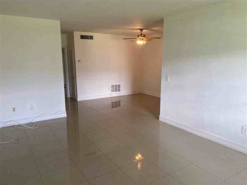 51 Ne 204th St #2 - Photo 3 of 24