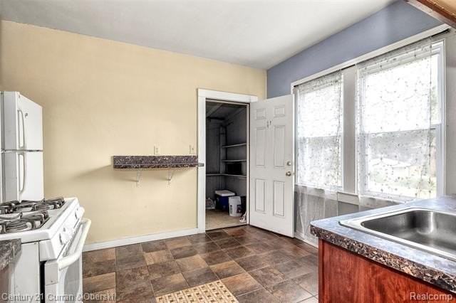 2377 Oakdale Street - Photo 5 of 17