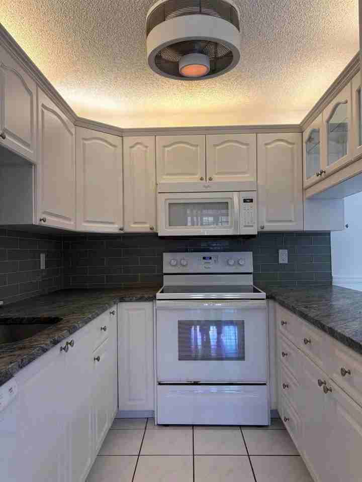 203 Se Camelot Gardens Blvd - Photo 4 of 10