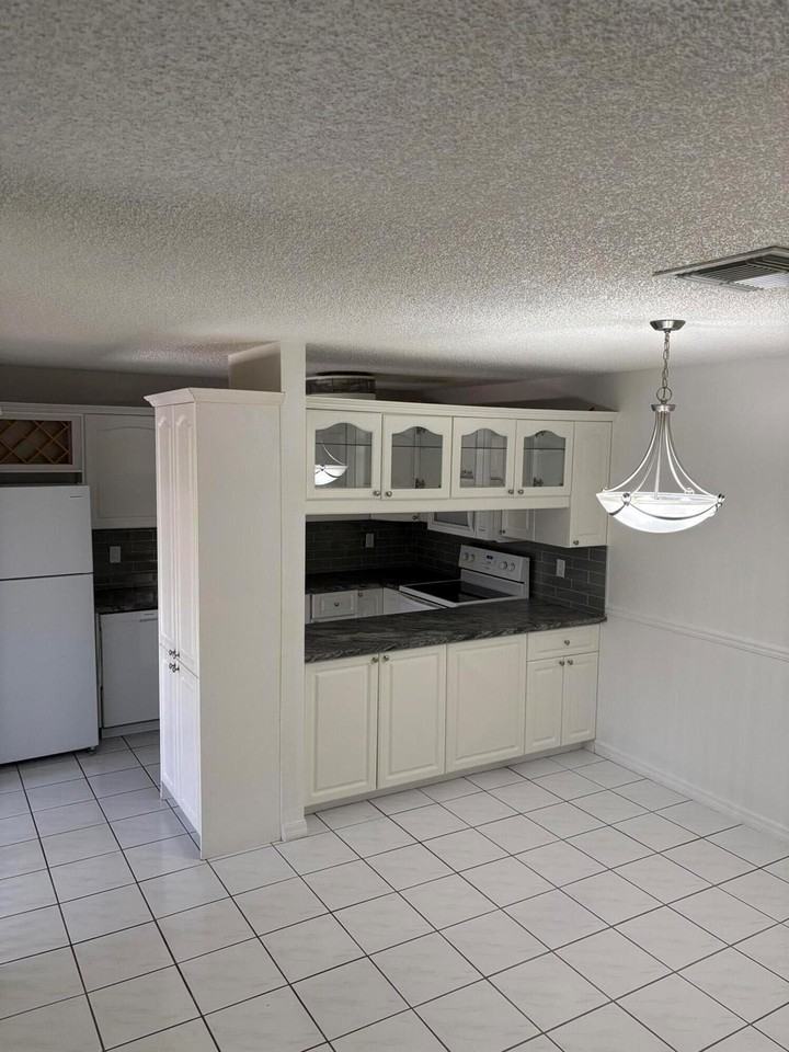 203 Se Camelot Gardens Blvd - Photo 6 of 10