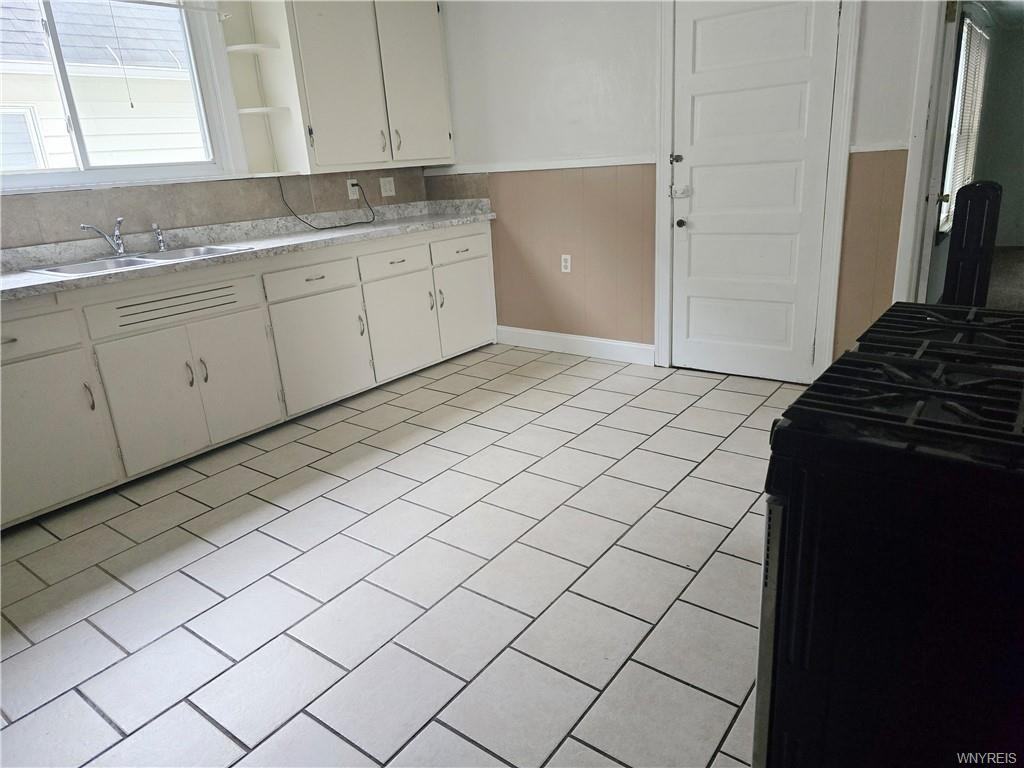 194 Cass Ave - Photo 4 of 16