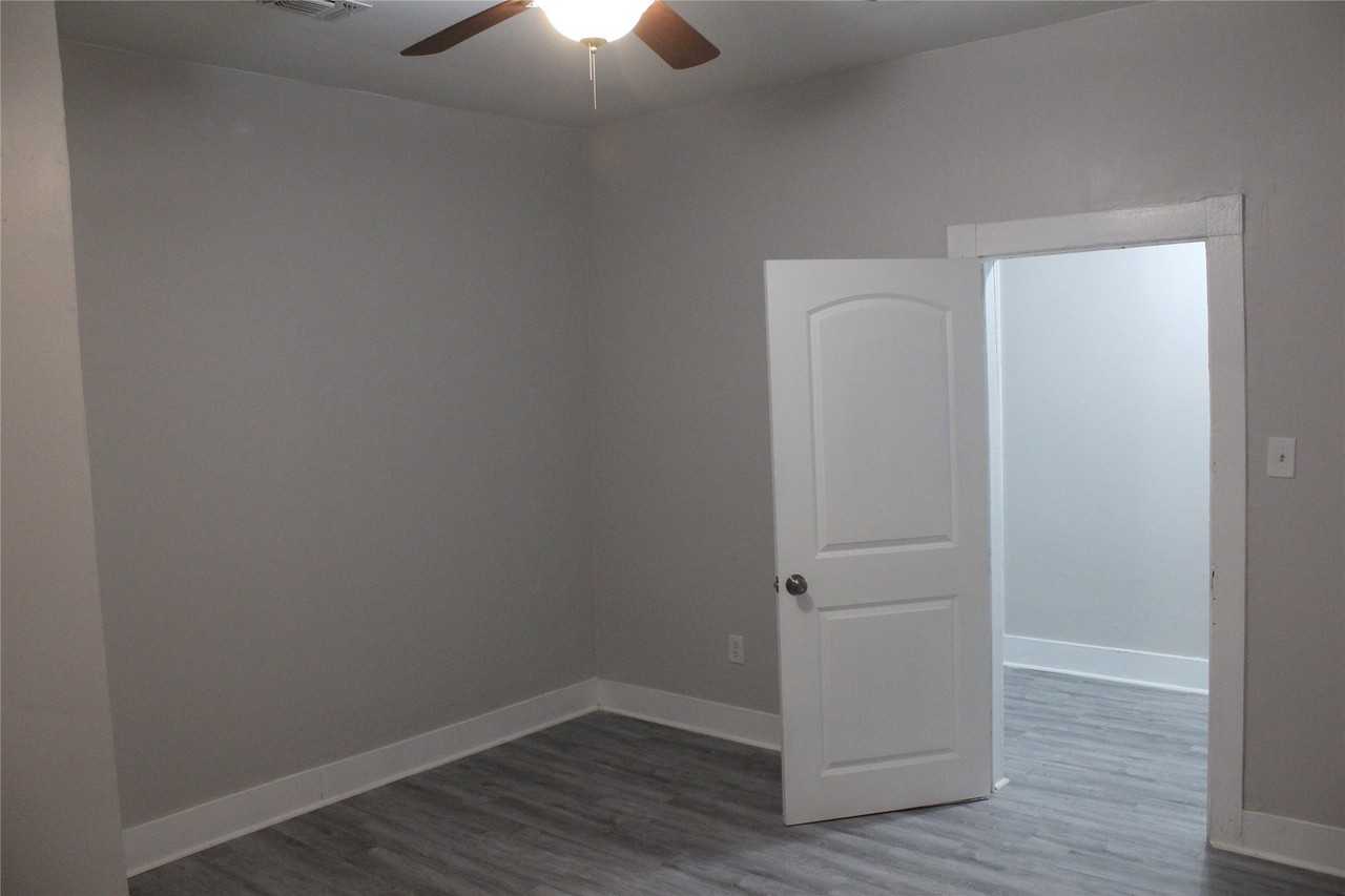 4125 Avenue M - Photo 5 of 19