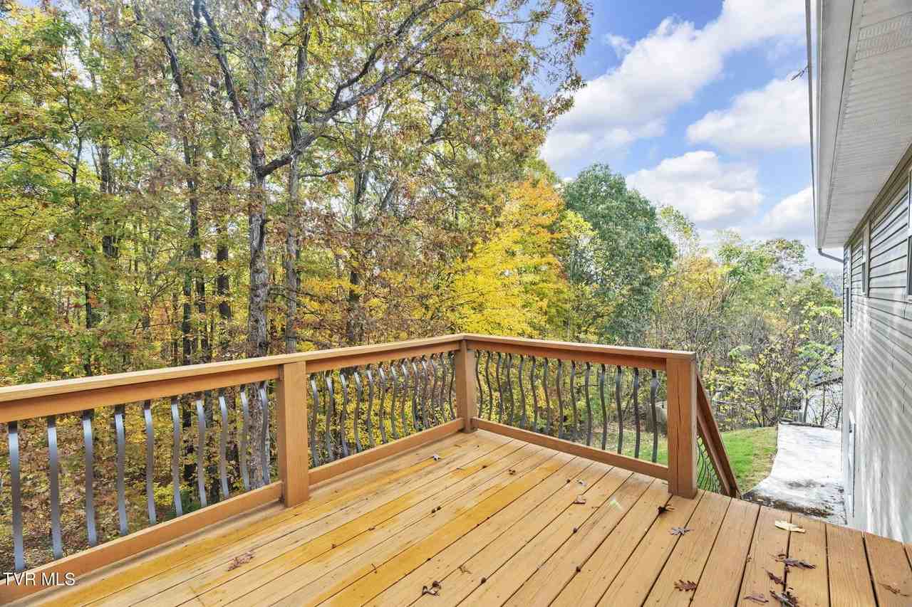 1125 Faye St - Photo 4 of 36