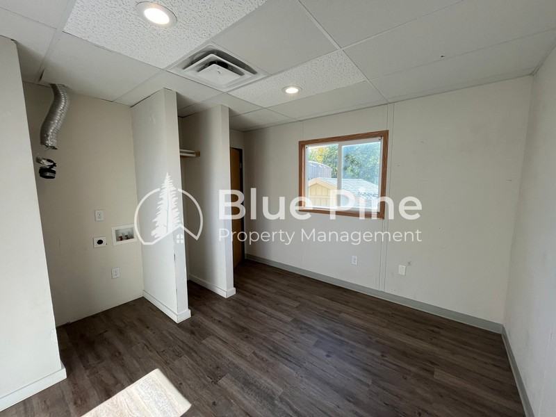 369 Gladstone St - Photo 6 of 7