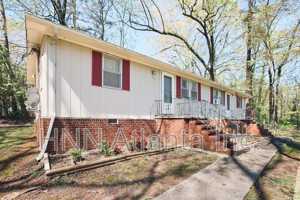 featured image of 2555 Lloyd Rd