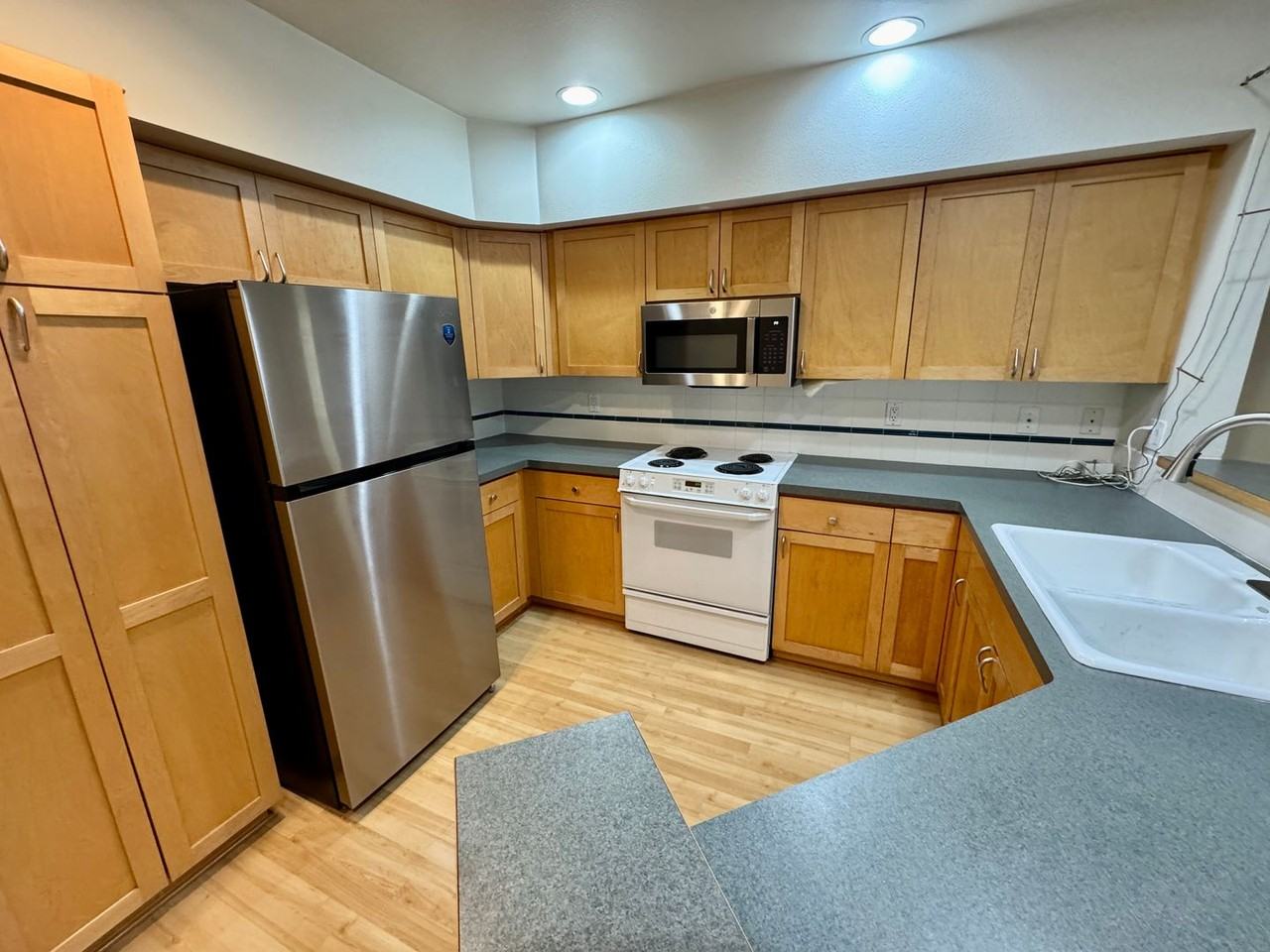 925 110th Avenue Northeast #405 - Photo 4 of 10