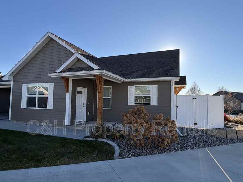 1405 Harmony Ct - Photo 2 of 18