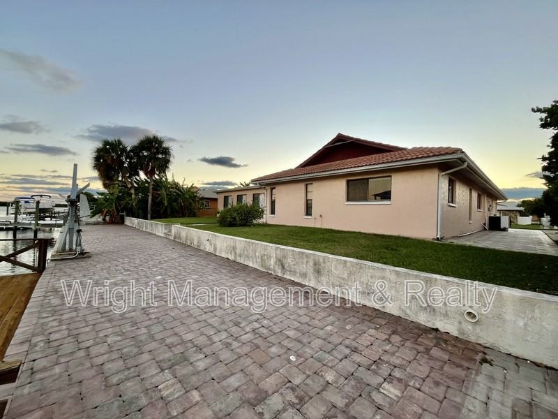 5008 Southshore Dr - Photo 3 of 24