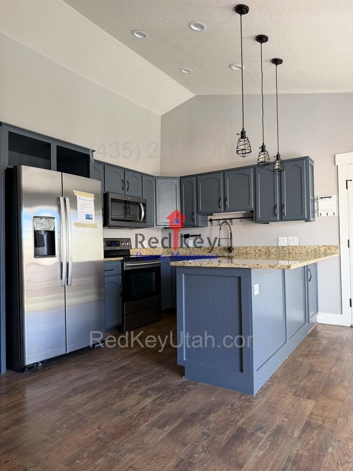 176 Country Club Dr - Photo 2 of 41