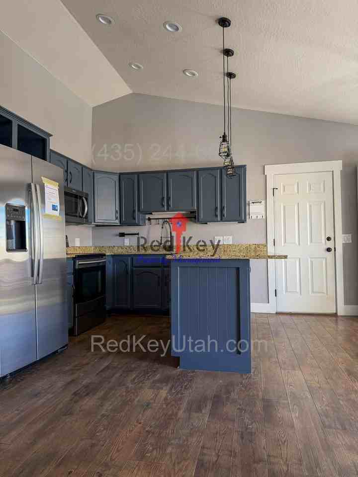 176 Country Club Dr - Photo 3 of 41