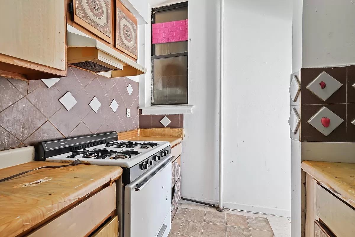 733 Grand St #2F - Photo 2 of 6