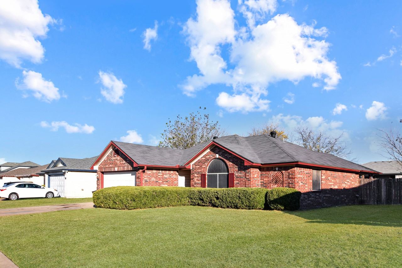 1805 Agate Dr - Photo 3 of 19