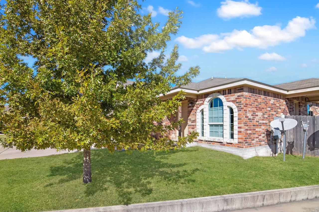 3701 John Chisholm Loop - Photo 2 of 7