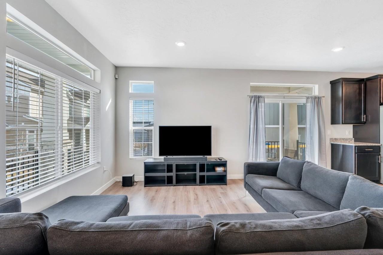 4272 W Bromwell Ct - Photo 3 of 20