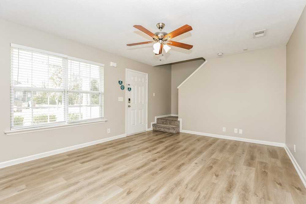 1081 Lakewalk Dr - Photo 5 of 17