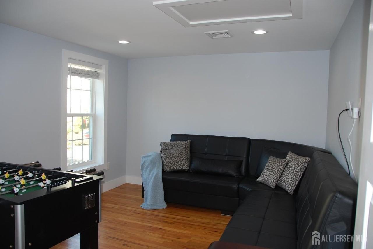 229 Monroe St - Photo 5 of 15