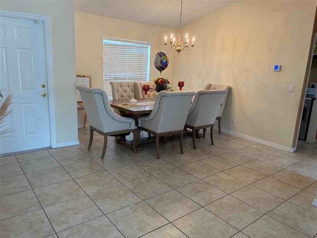 602 Sw Kenyoun St - Photo 4 of 10