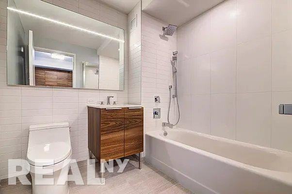 Suffolk St #4H - Photo 3 of 8