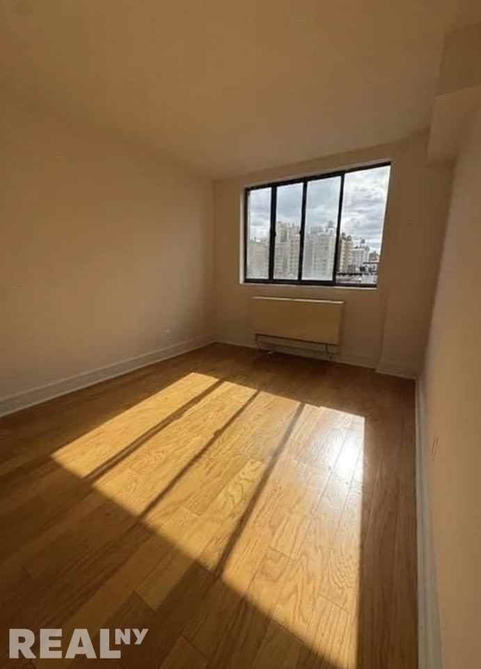 W 96th St #PH13 - Photo 5 of 8