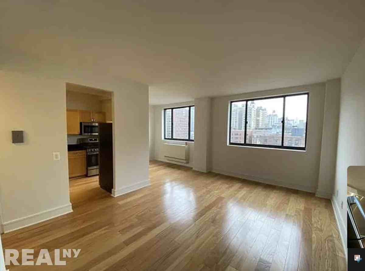 W 96th St #PH13 - Photo 6 of 8