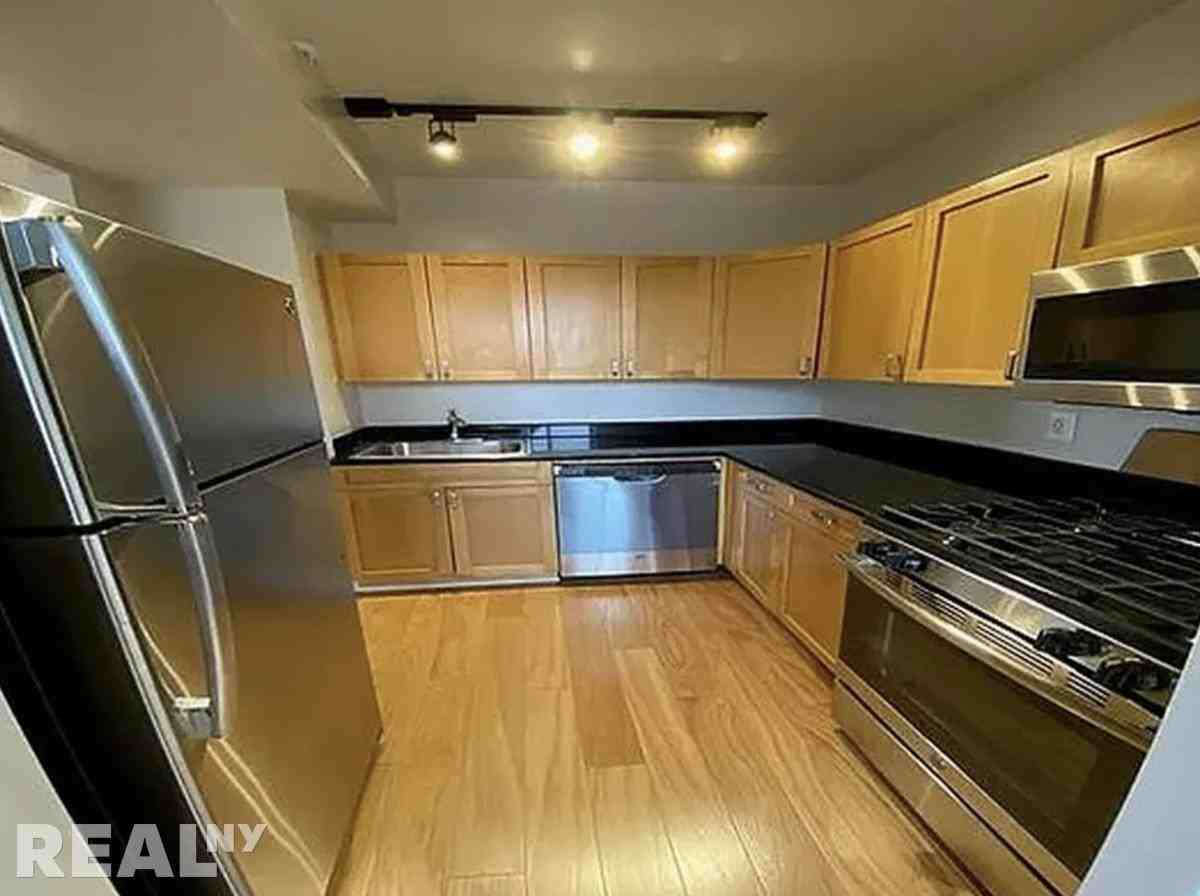 W 96th St #PH13 - Photo 7 of 8