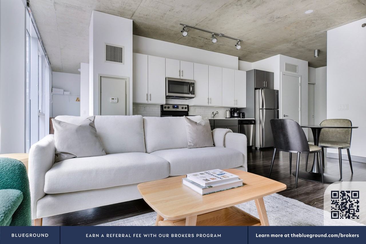 215 West Lake Street - Photo 4 of 47