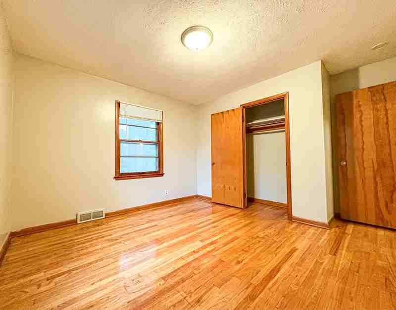 5618 Huntington Avenue - Photo 7 of 19