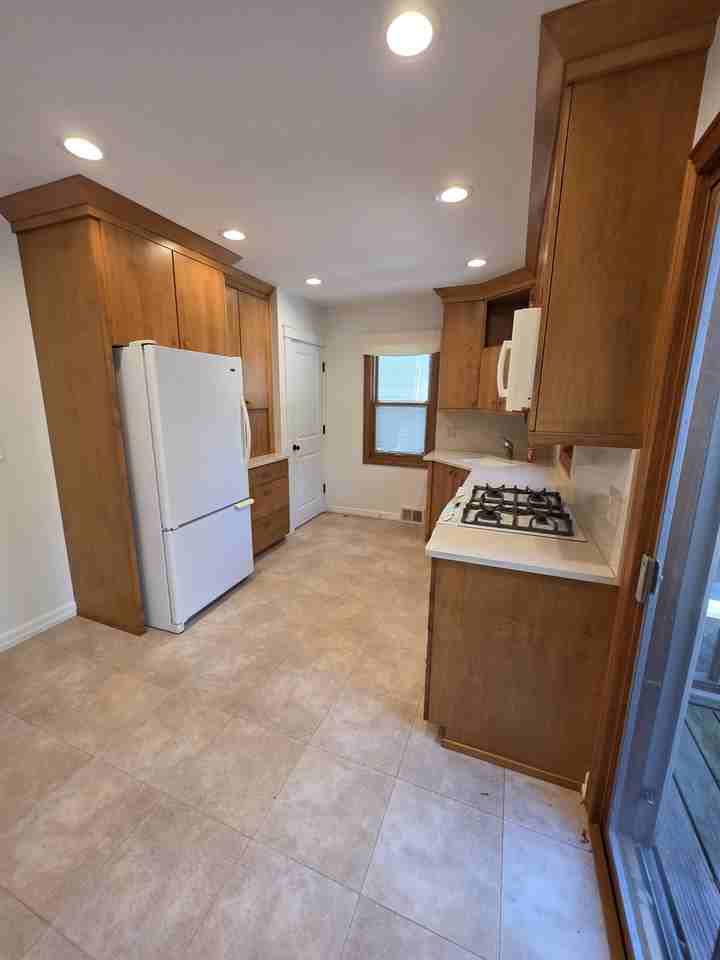 140 Pleasant St - Photo 4 of 17