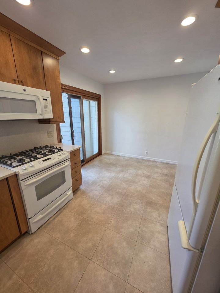 140 Pleasant St - Photo 5 of 17