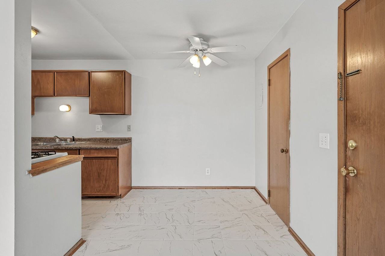 Hanson Court Apartments - Photo 6 of 27