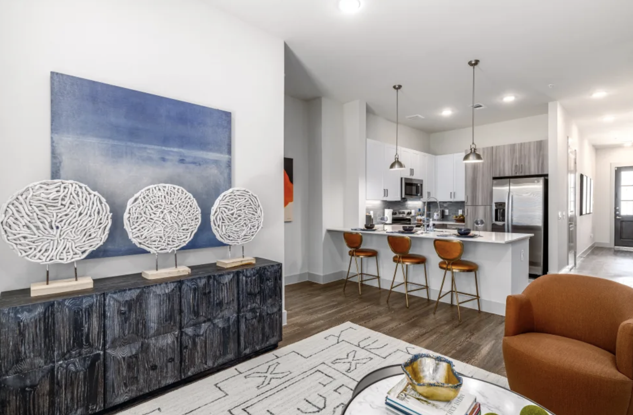 651 University Boulevard - Photo 3 of 10