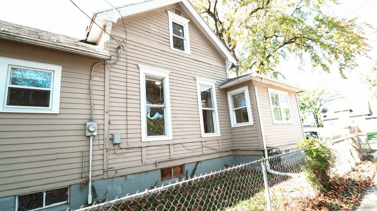 401 Western Ave - Photo 2 of 18