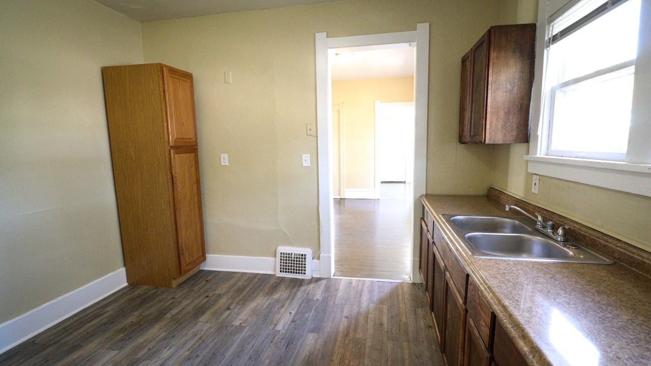 401 Western Ave - Photo 5 of 18