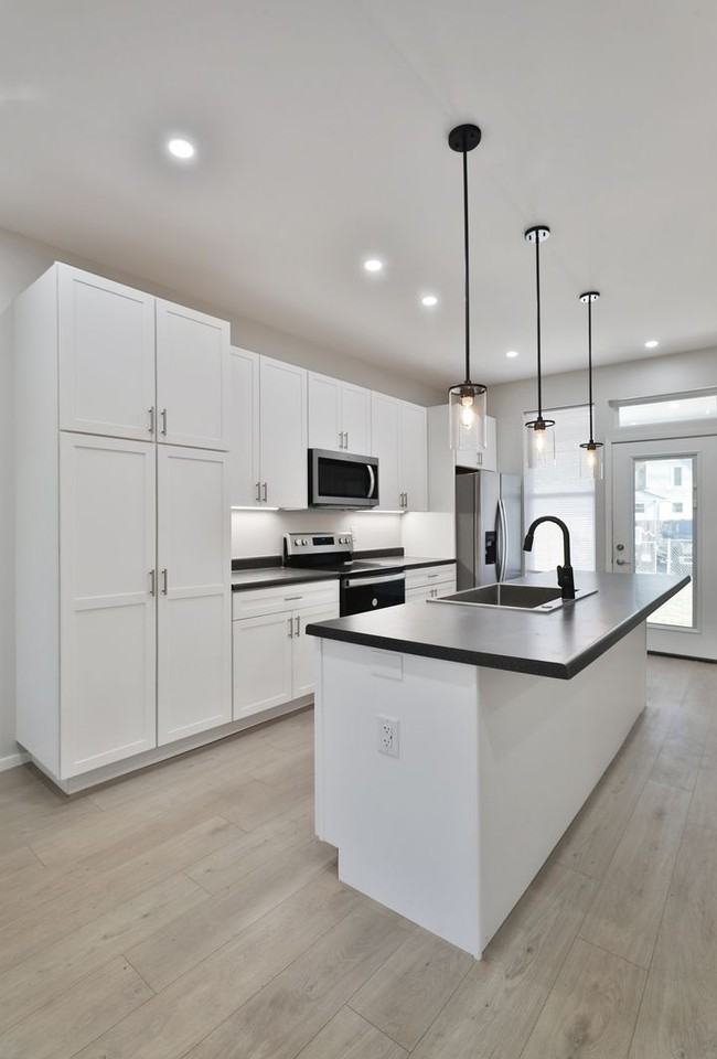 108 Hawkes Ave - Photo 4 of 34