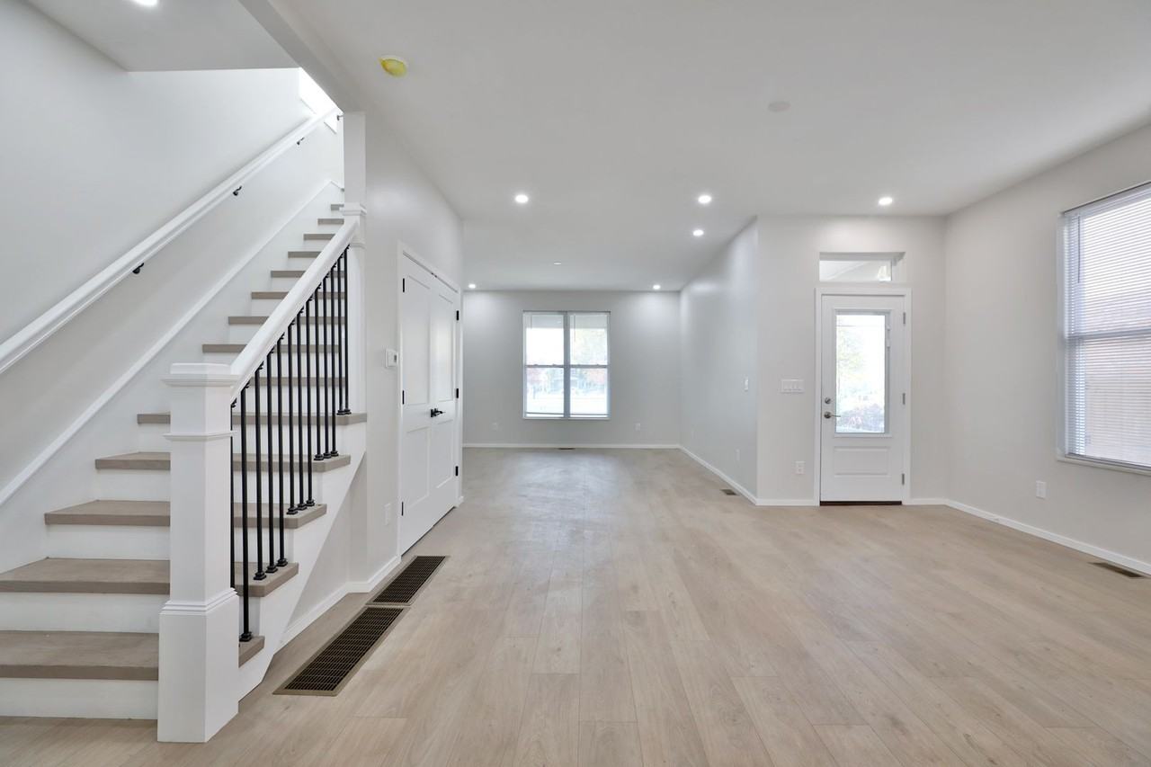 108 Hawkes Ave - Photo 7 of 34