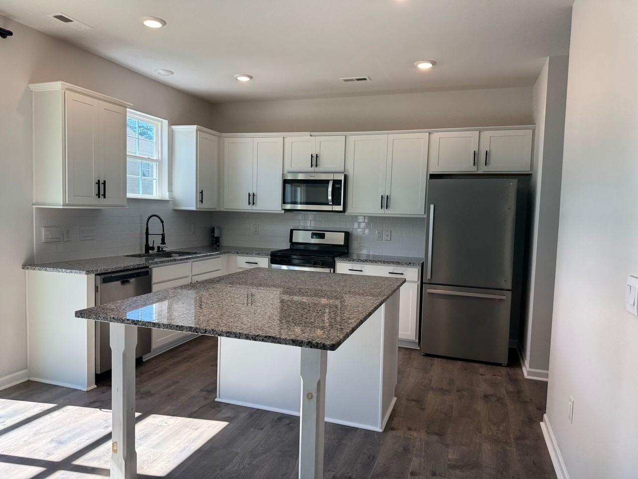 1010 Kellie Ct - Photo 3 of 28