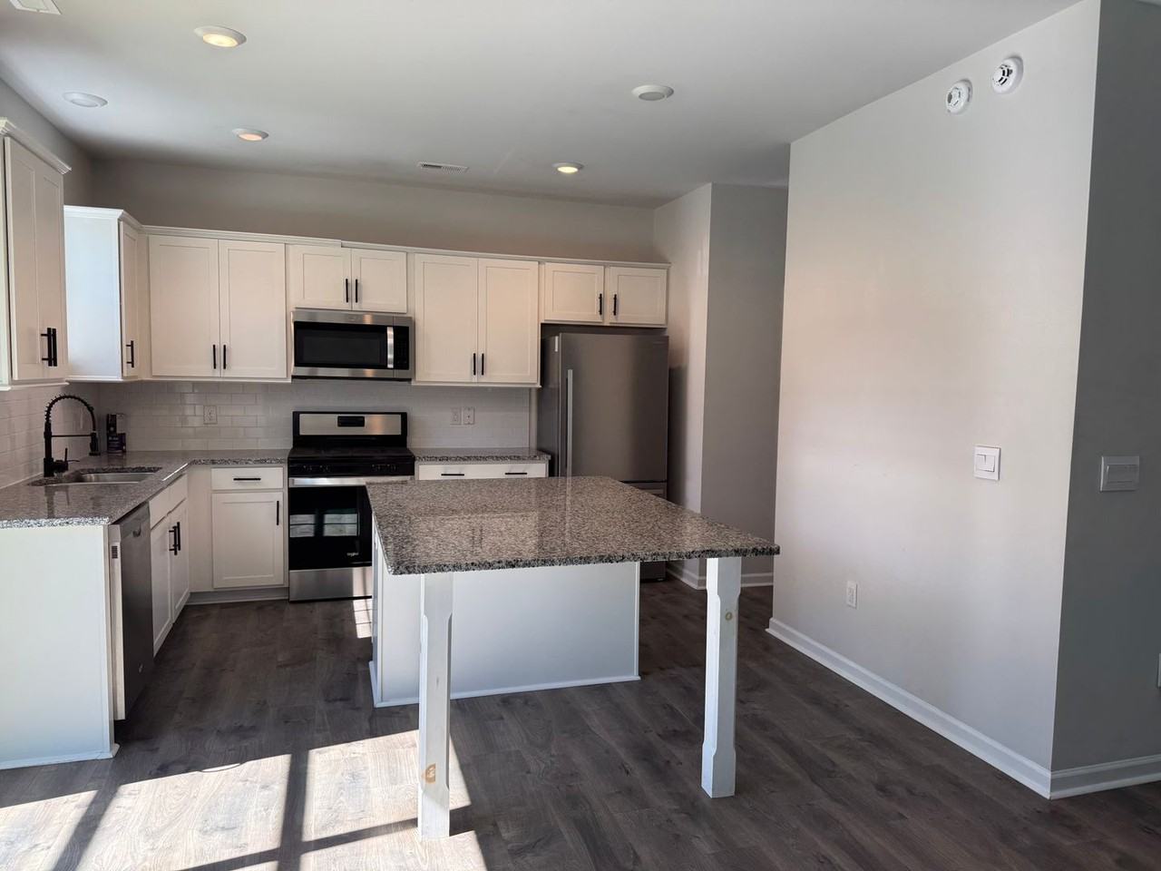 1010 Kellie Ct - Photo 4 of 28