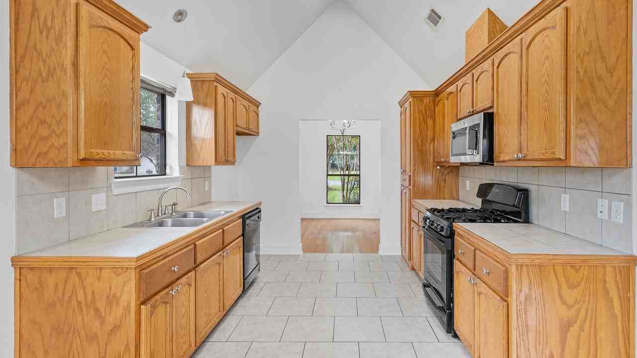 12237 Spring Valley Dr - Photo 2 of 21