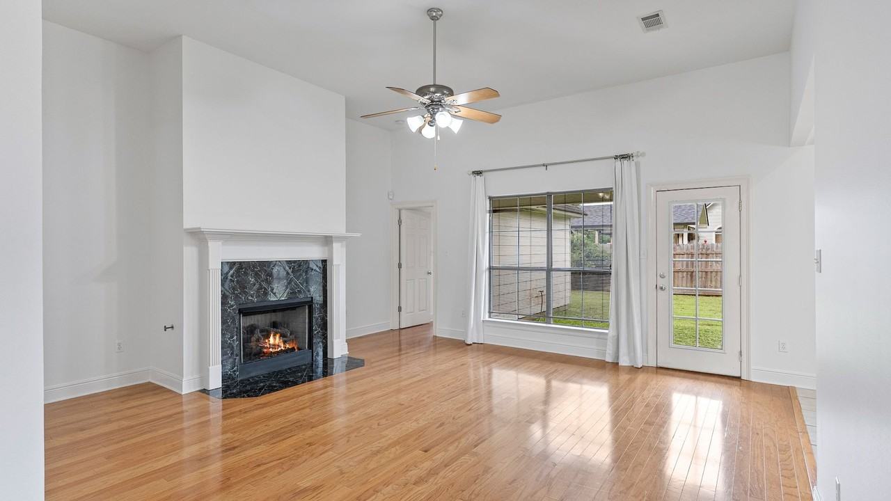 12237 Spring Valley Dr - Photo 3 of 21