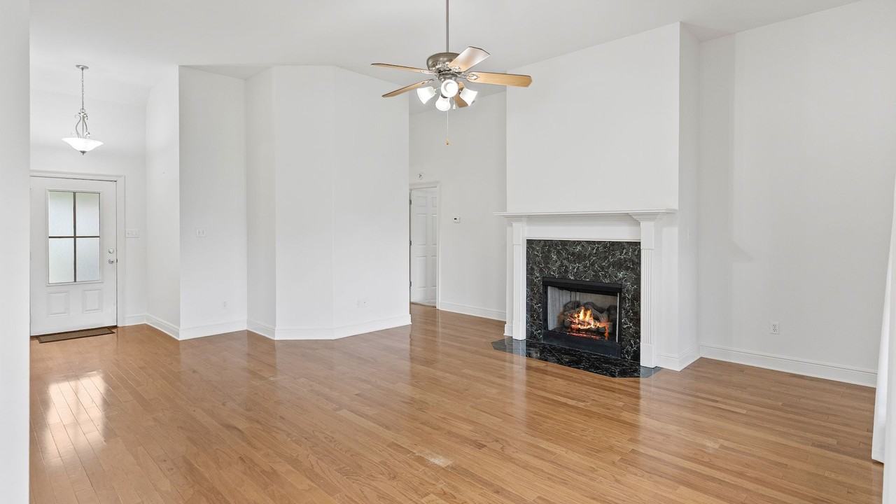 12237 Spring Valley Dr - Photo 4 of 21