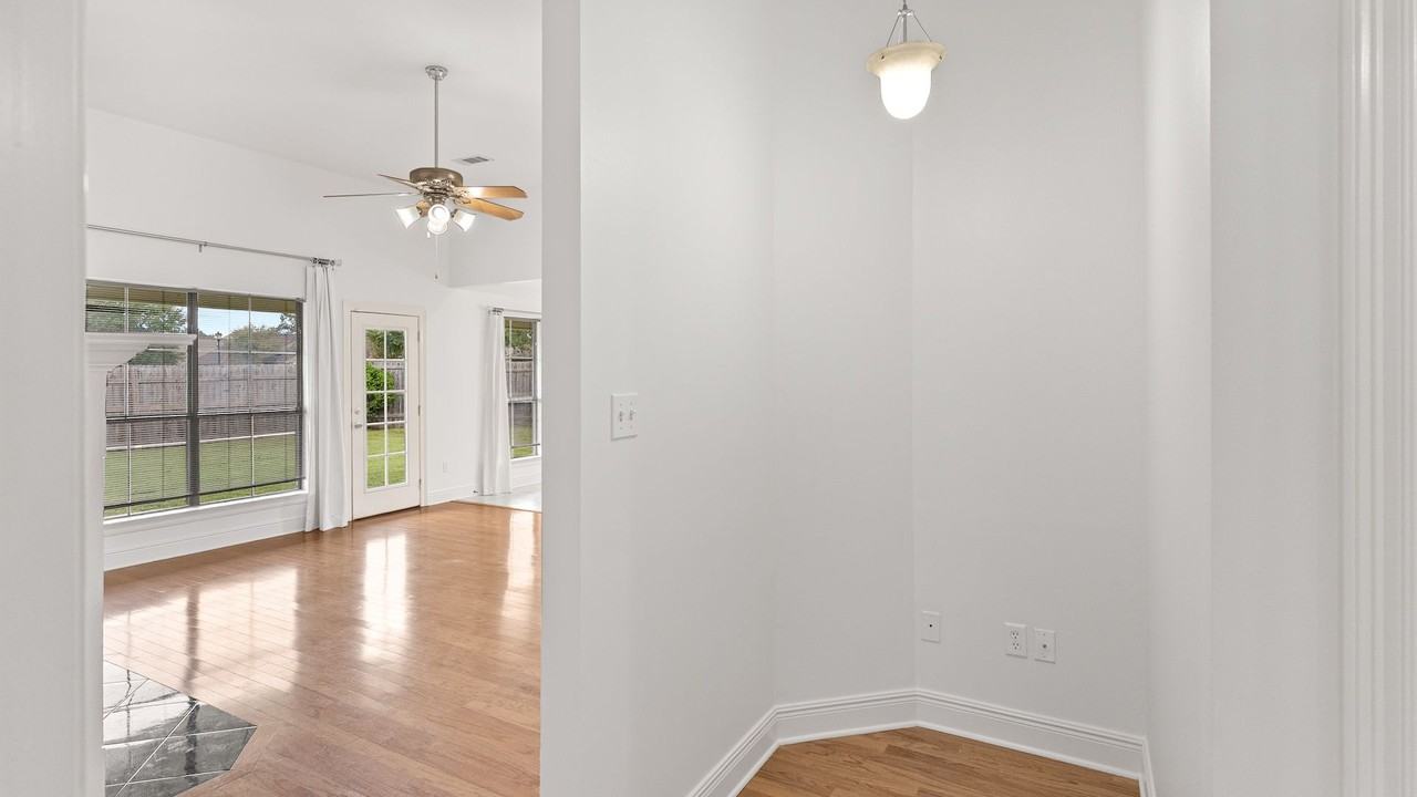 12237 Spring Valley Dr - Photo 6 of 21