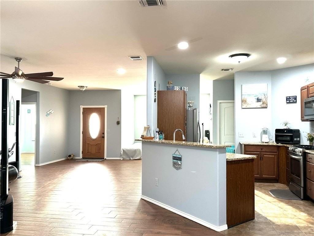 15517 Dyna St - Photo 3 of 16