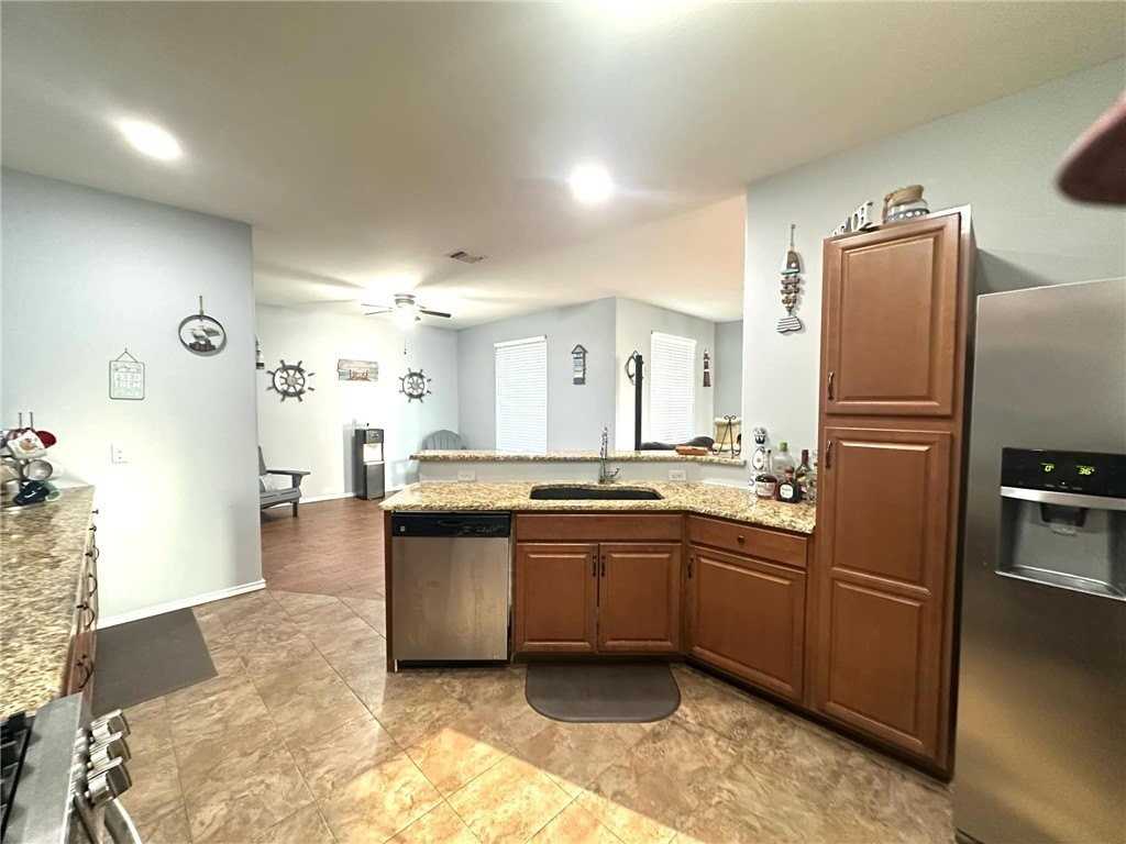 15517 Dyna St - Photo 7 of 16