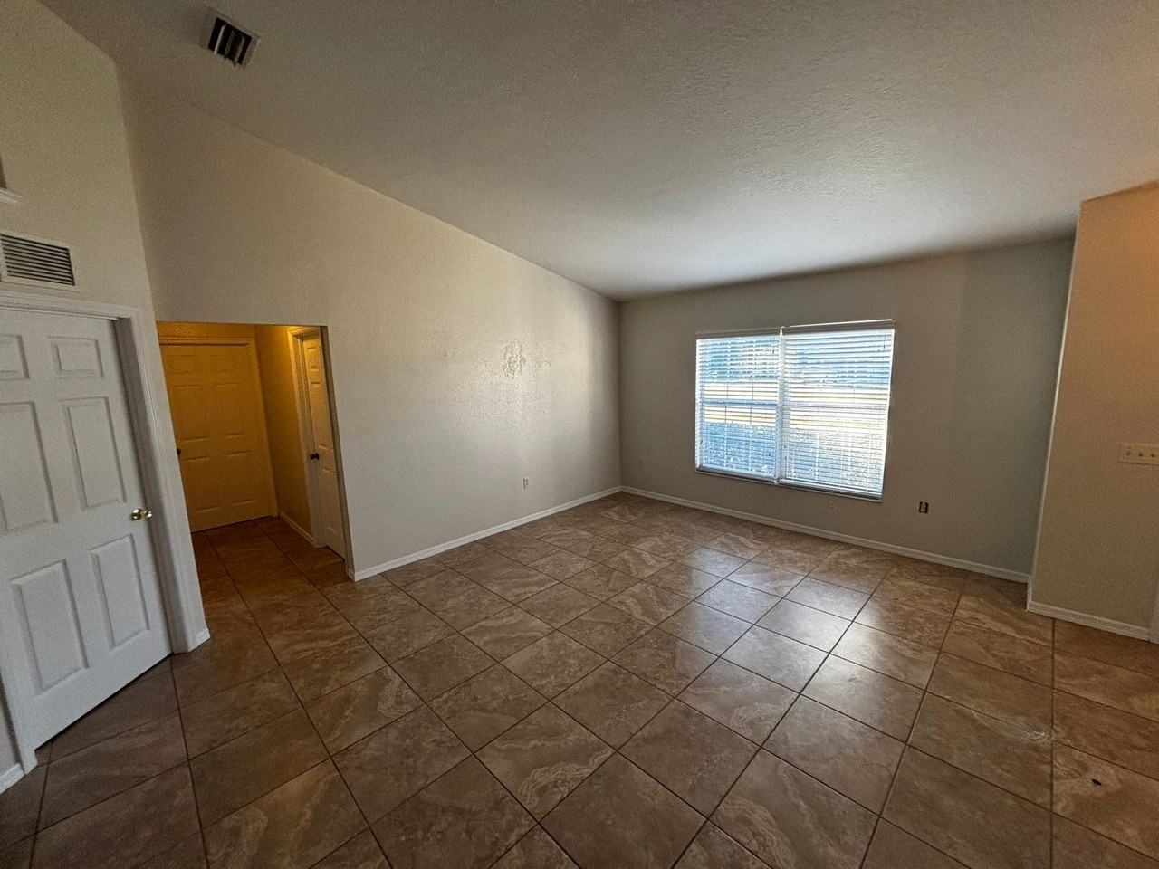 623 Marion Oaks Trl - Photo 4 of 21