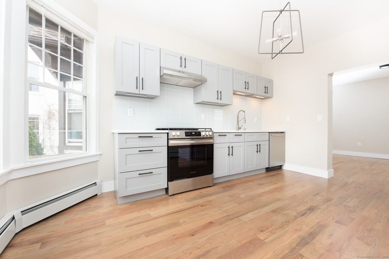 527 E Main St #2ndFLRIGHT - Photo 3 of 25