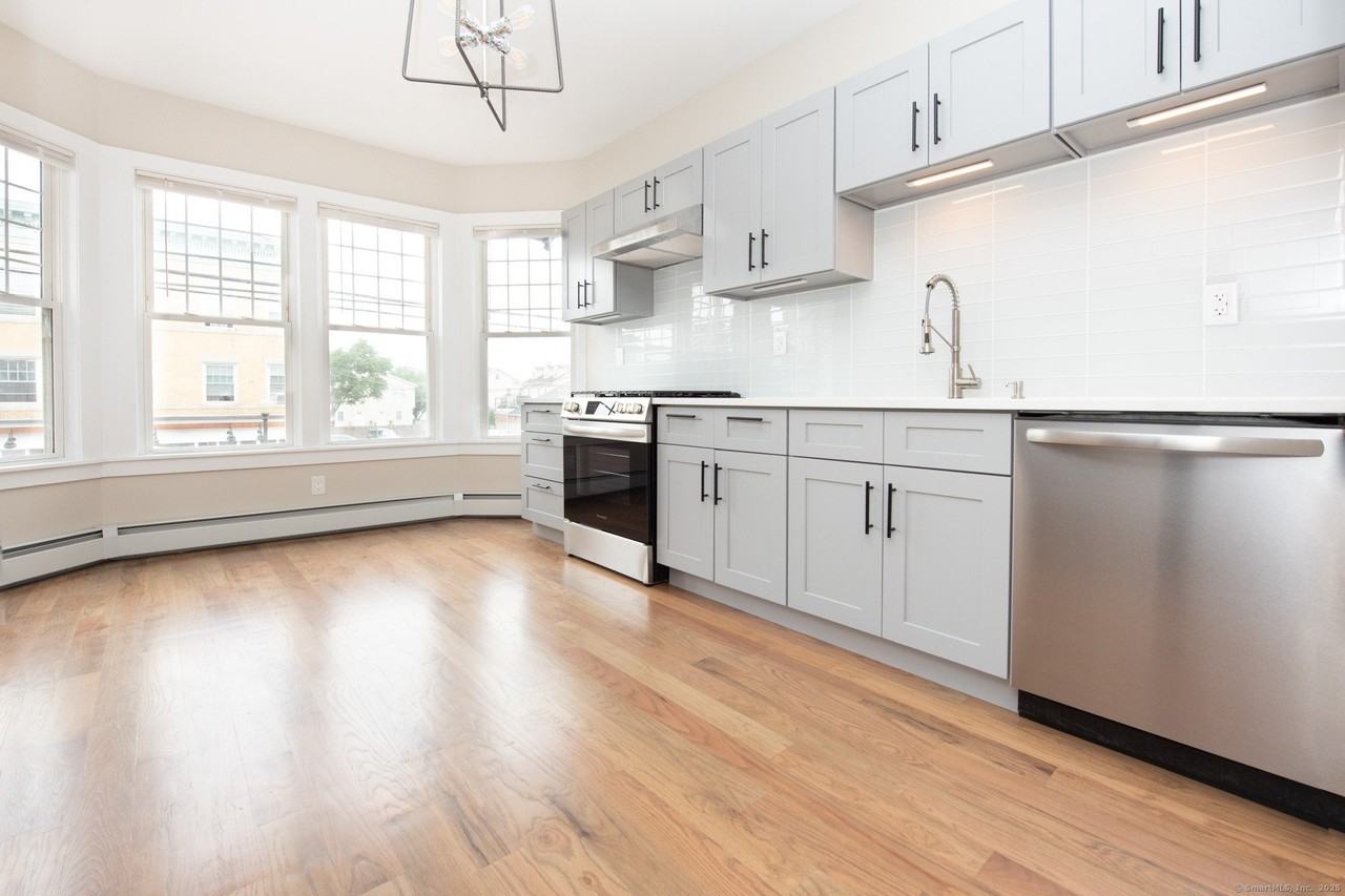 527 E Main St #2ndFLRIGHT - Photo 4 of 25