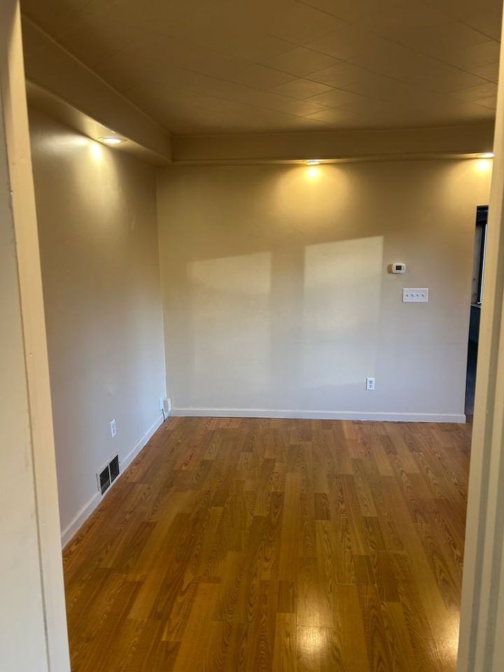 30 W 7th St - Photo 3 of 9
