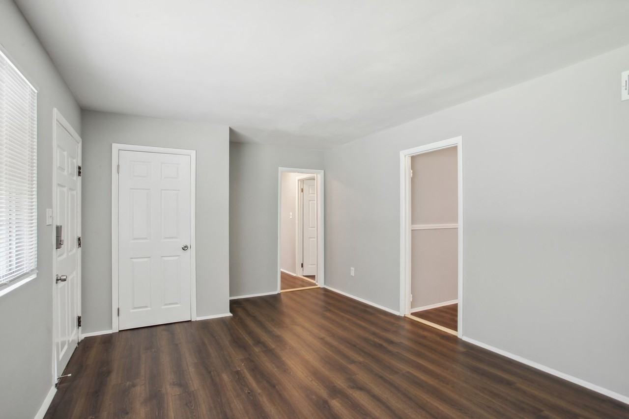 1919 East 56th Street - Photo 4 of 10